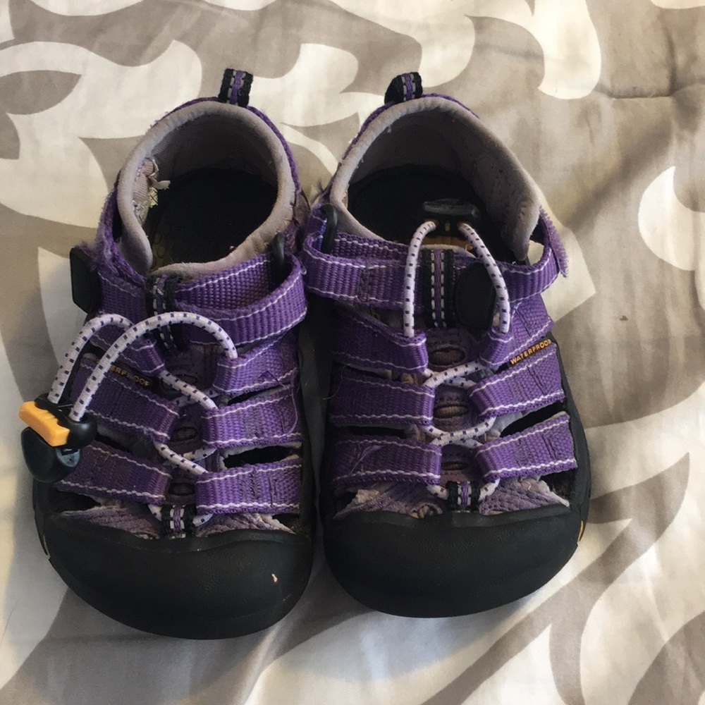 Purple kid keens
